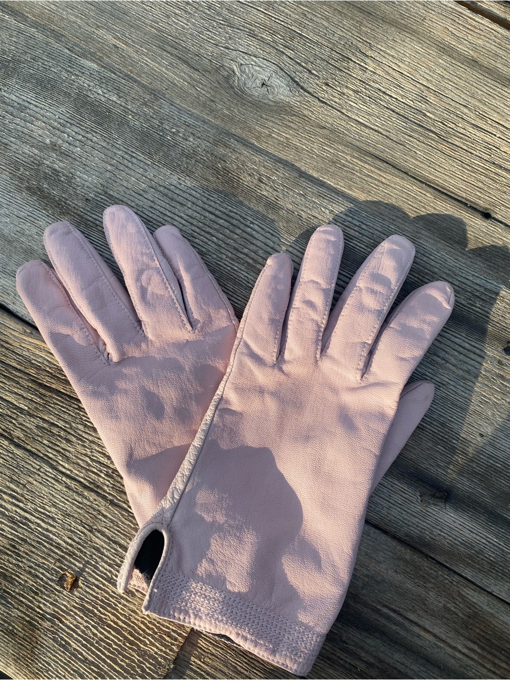 Vintage Fownes women’s pink leather gloves. Size 7